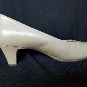 Aerosoles "Red Hot" Tan Leather Pumps Sz 8W